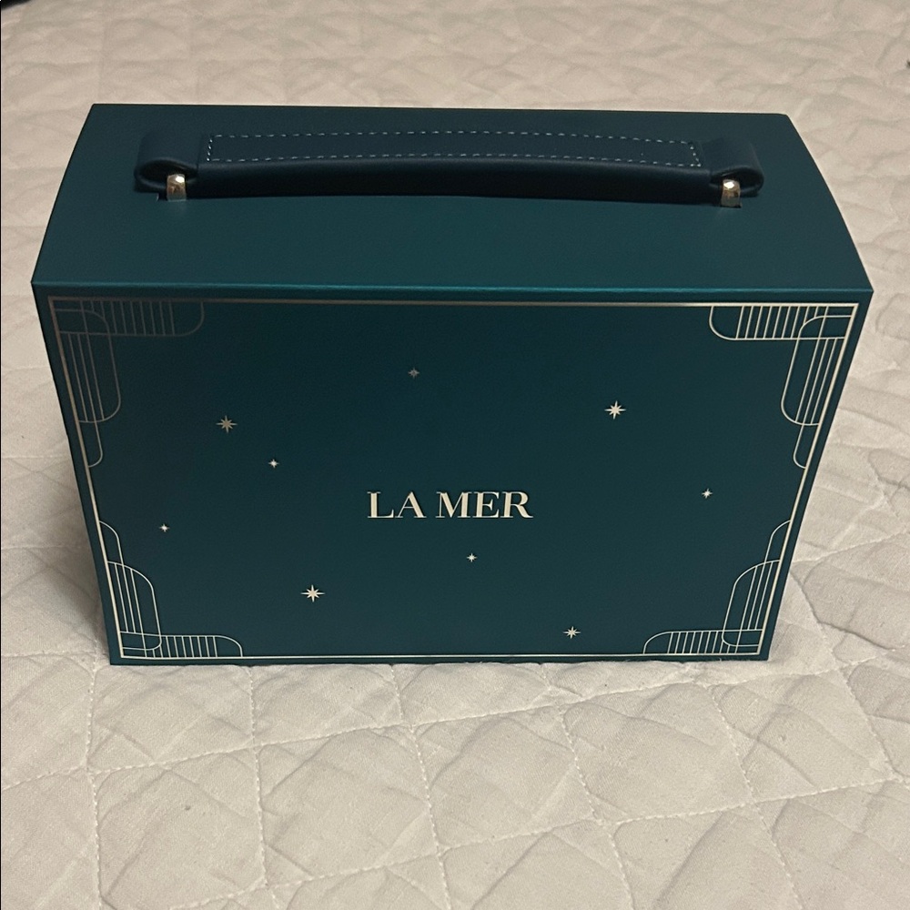 La Mer 2025 Holiday cosmetic trunk